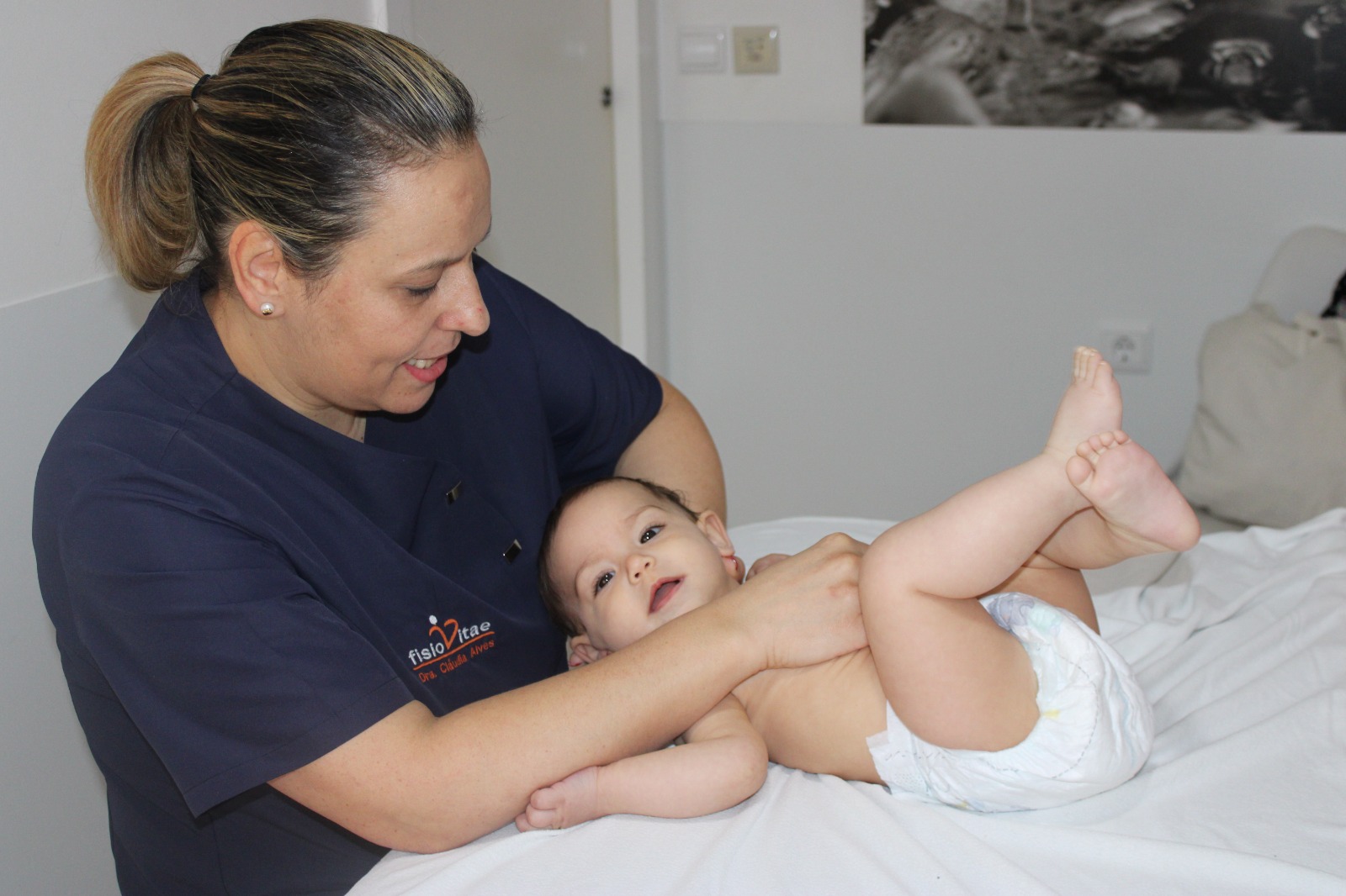 Dra. Cláudia Alves em consulta de osteopatia pediátrica na FisioVitae